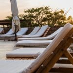 Des transats au bord de la piscine extérieur du Radisson Blu Azuri à l'île Maurice