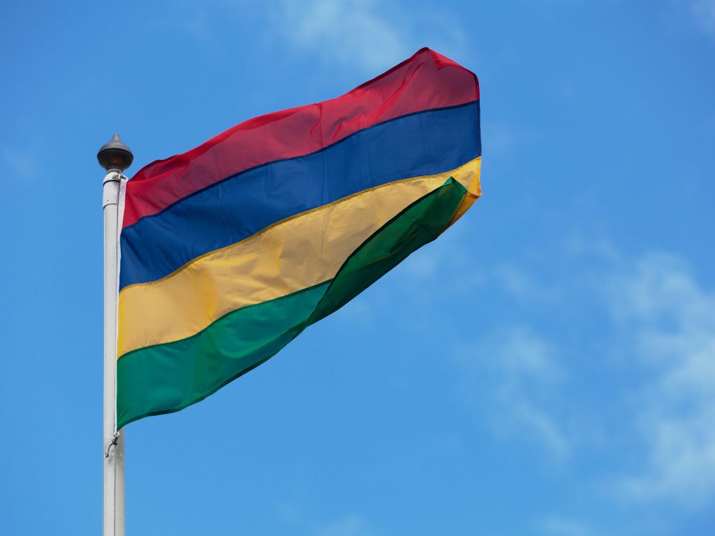 Drapeau mauricien qui flotte au vent