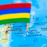 Drapeau mauricien planté sur une carte de l'ile Maurice