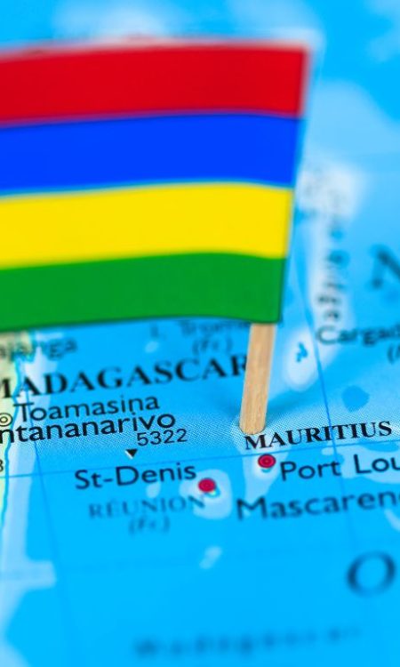 Drapeau mauricien planté sur une carte de l'ile Maurice