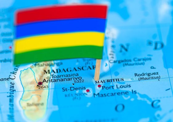 Drapeau mauricien planté sur une carte de l'ile Maurice
