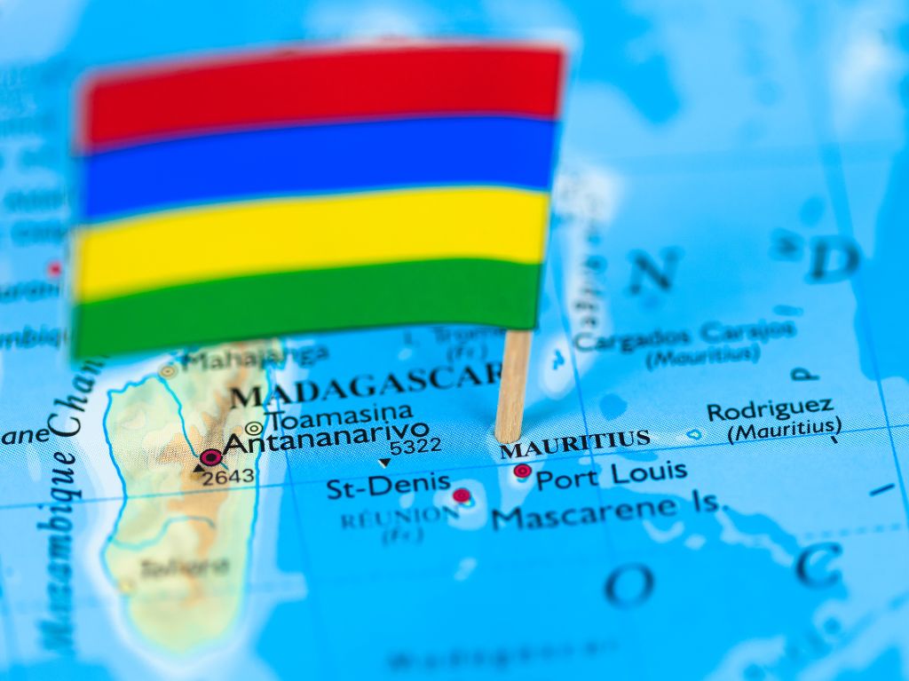 Drapeau mauricien planté sur une carte de l'ile Maurice