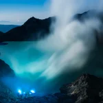 le-volcan-qui-crache-de-la-lave-bleue-les-images-spectaculaires