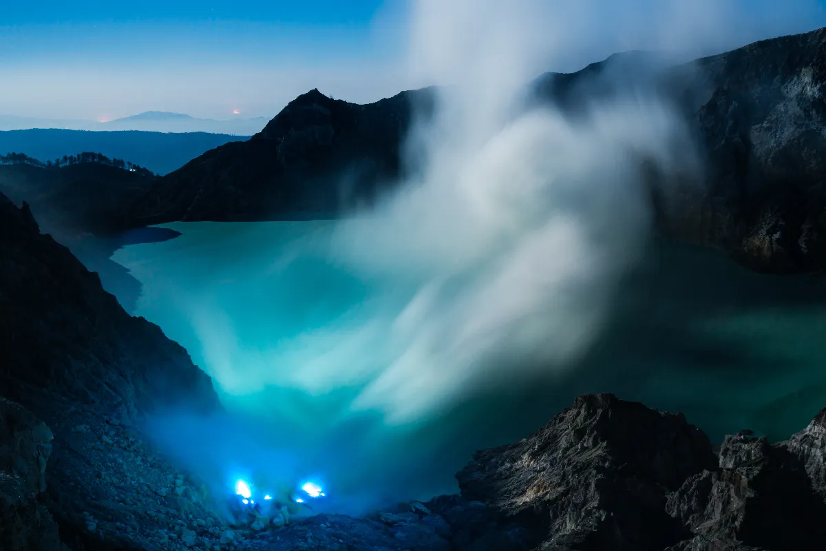 le-volcan-qui-crache-de-la-lave-bleue-les-images-spectaculaires