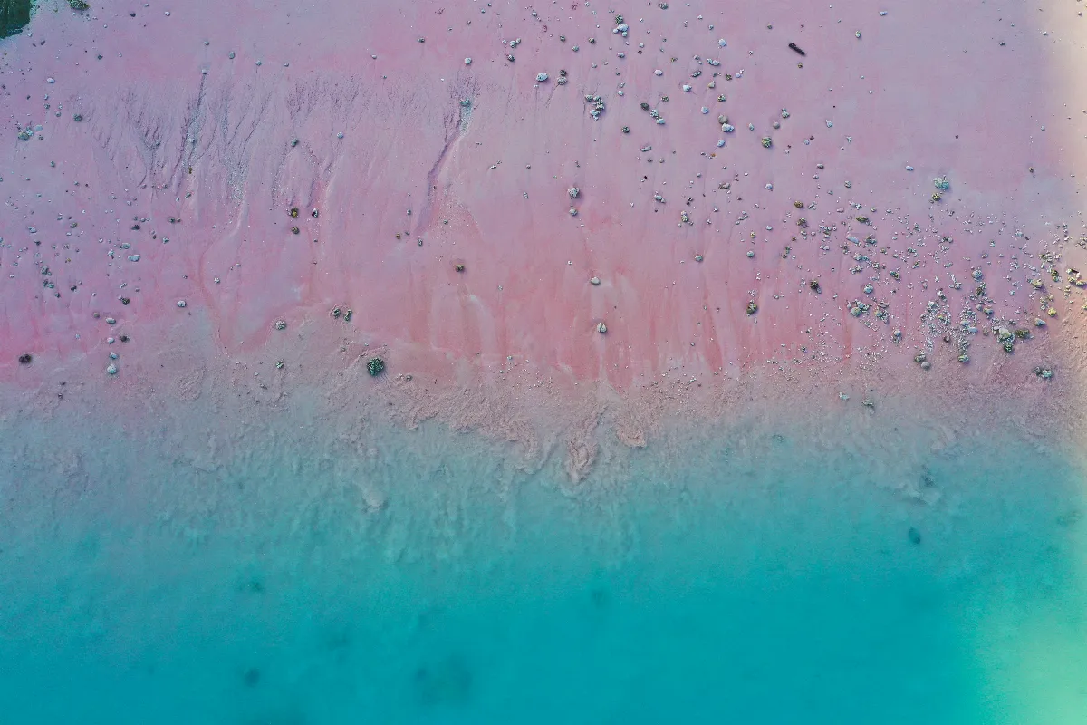 les-plages-les-plus-surprenantes-du-monde-du-sable-rose-noir-et-bien-plus