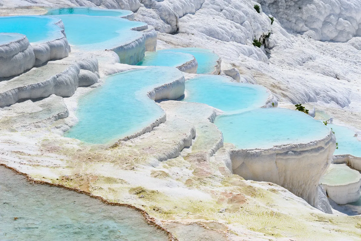 les-sources-chaudes-de-pamukkale-en-turquie-des-terrasses-de-coton-paradisiaques