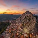 les-villages-perches-des-merveilles-architecturales-a-flanc-de-montagne