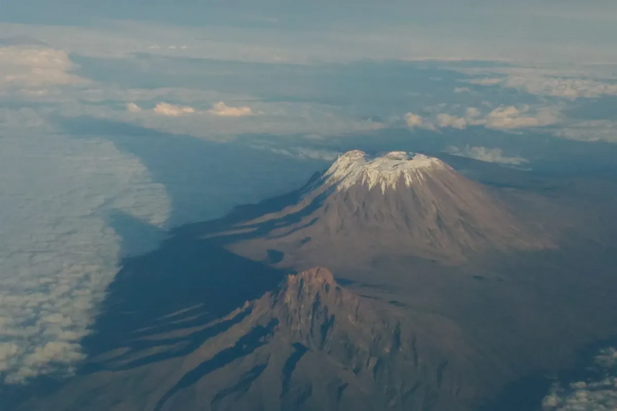 les-volcans-endormis-geants-paisibles-aux-paysages-lunaires