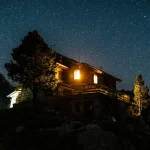refuges-de-haute-montagne-entre-ciel-et-terre-une-nuit-au-sommet