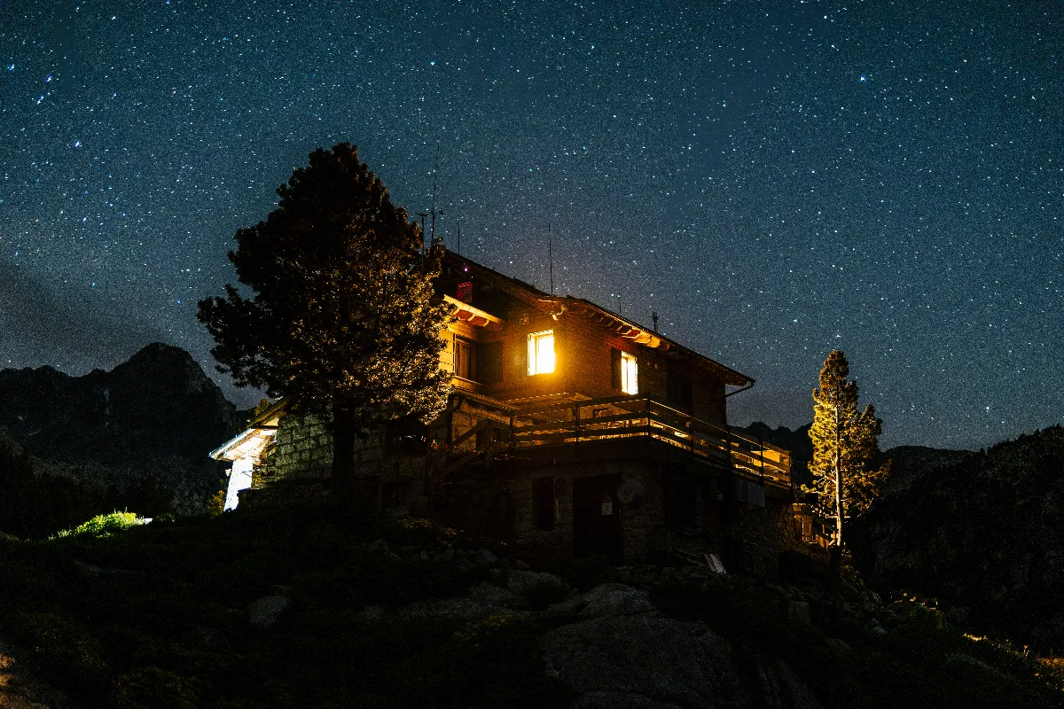 refuges-de-haute-montagne-entre-ciel-et-terre-une-nuit-au-sommet