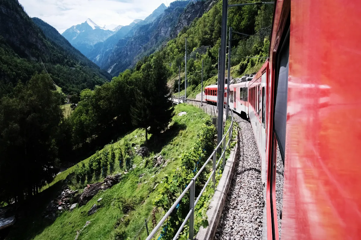 voyage-en-train-a-travers-les-alpes-panoramas-et-confort-sur-rails