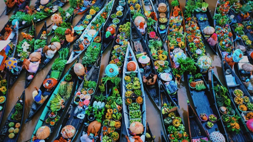 les-marches-flottants-meconnus-commercez-sur-leau-dans-des-lieux-pittoresques