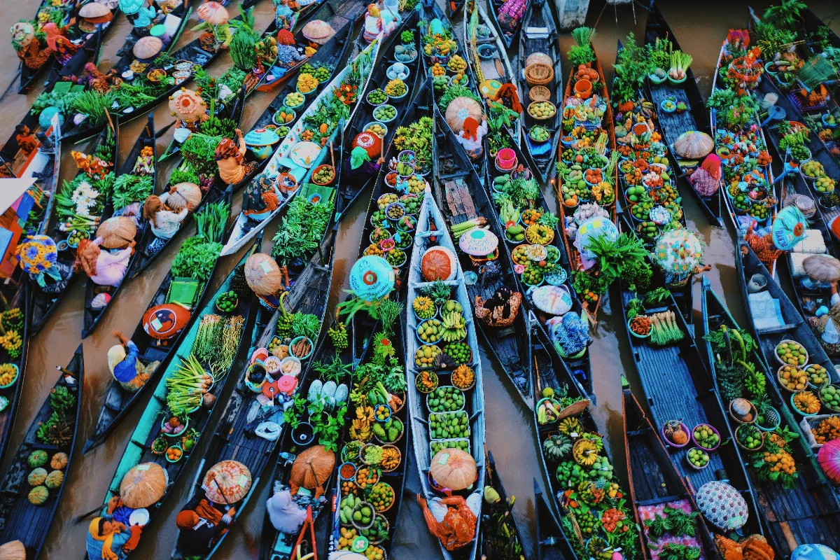 Les marchés flottants méconnus : commercez sur l&rsquo;eau dans des lieux pittoresques