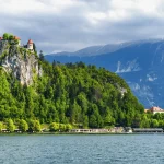 les-monasteres-perches-meditez-dans-des-lieux-spirituels-suspendus-dans-le-vide