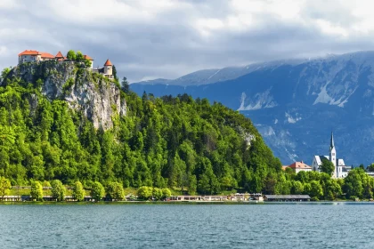 les-monasteres-perches-meditez-dans-des-lieux-spirituels-suspendus-dans-le-vide