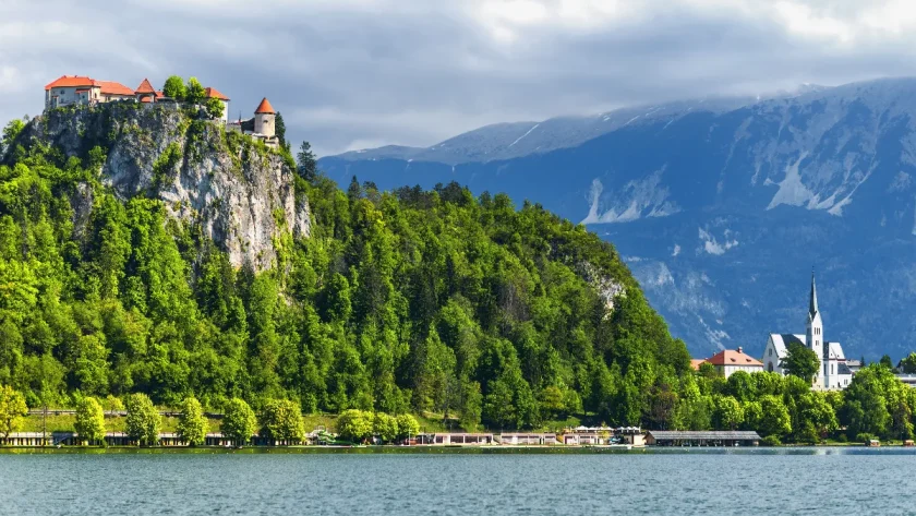 les-monasteres-perches-meditez-dans-des-lieux-spirituels-suspendus-dans-le-vide