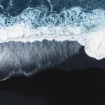 les-plages-noires-du-monde-decouvrez-la-beaute-sombre-des-sables-volcaniques