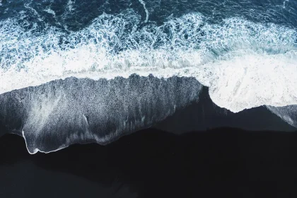 les-plages-noires-du-monde-decouvrez-la-beaute-sombre-des-sables-volcaniques