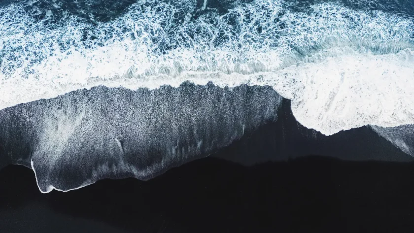 les-plages-noires-du-monde-decouvrez-la-beaute-sombre-des-sables-volcaniques
