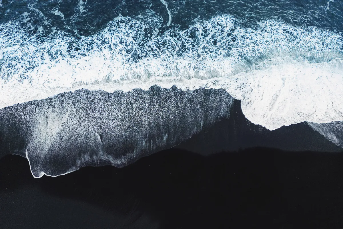 Les plages noires du monde : découvrez la beauté sombre des sables volcaniques