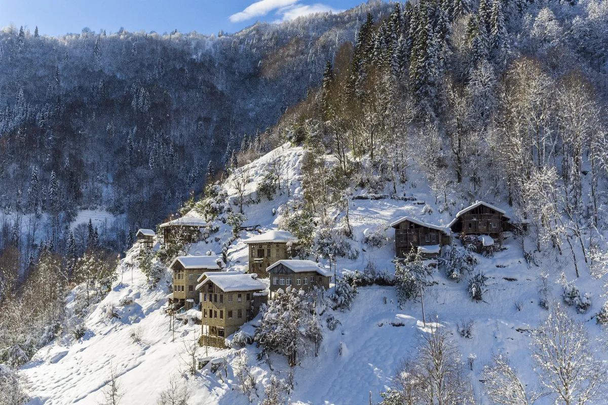 les-villages-enneiges-les-plus-pittoresques-pour-un-hiver-de-conte-de-fees