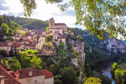decouvrez-comment-ce-village-est-devenu-le-plus-visite-de-france