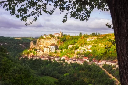 decouvrez-le-village-francais-perche-sur-une-falaise-qui-bat-des-records-sur-google