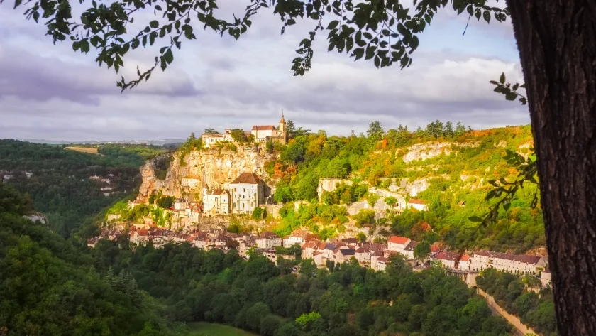 decouvrez-le-village-francais-perche-sur-une-falaise-qui-bat-des-records-sur-google