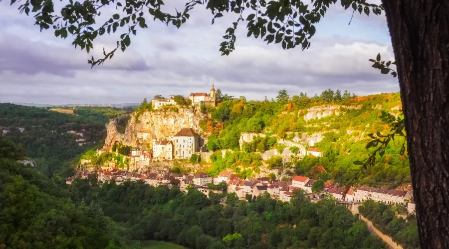 decouvrez-le-village-francais-perche-sur-une-falaise-qui-bat-des-records-sur-google