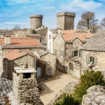 decouvrez-pourquoi-ce-village-de-laveyron-est-un-incontournable-en-france