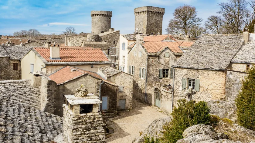 decouvrez-pourquoi-ce-village-de-laveyron-est-un-incontournable-en-france