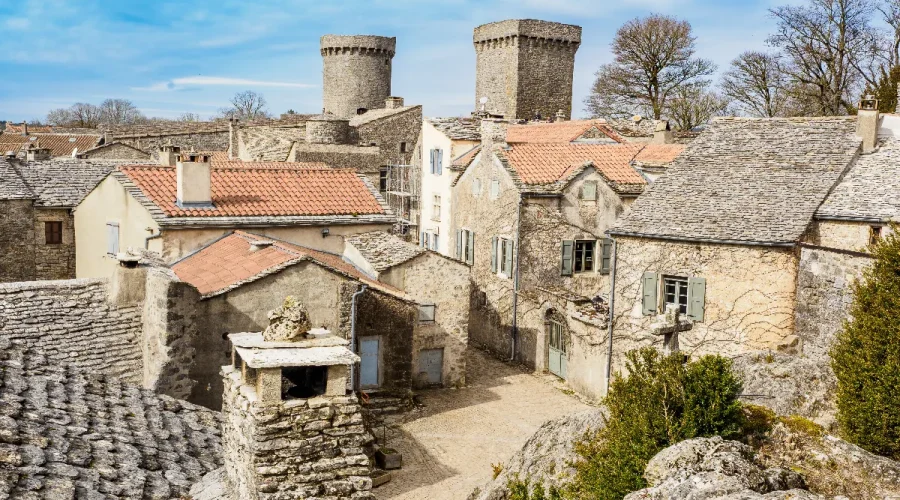 decouvrez-pourquoi-ce-village-de-laveyron-est-un-incontournable-en-france