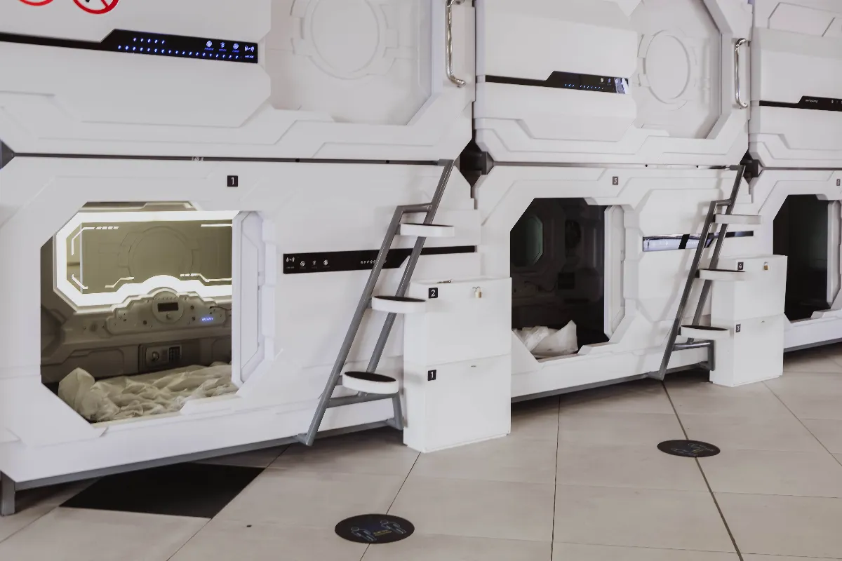 Dormez dans le futur : les hôtels capsule, l&rsquo;expérience ultime à ne pas rater !