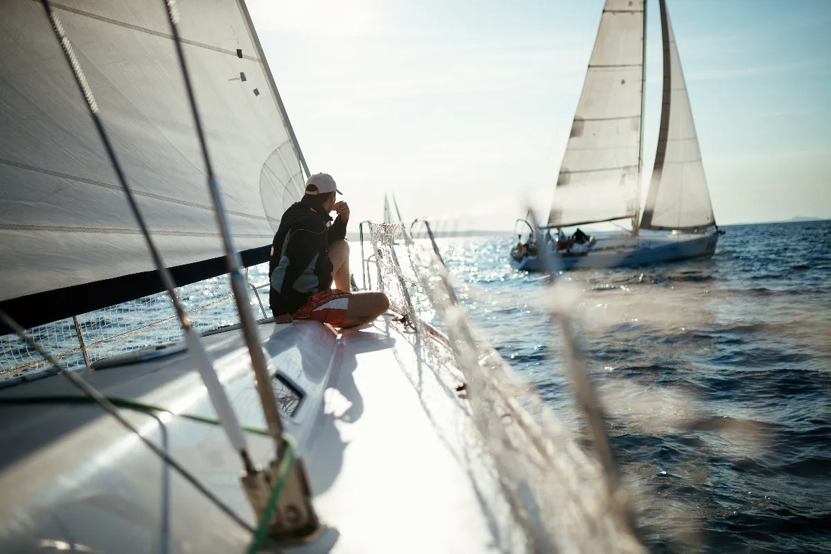 Naviguer sans permis : où et comment louer votre propre bateau
