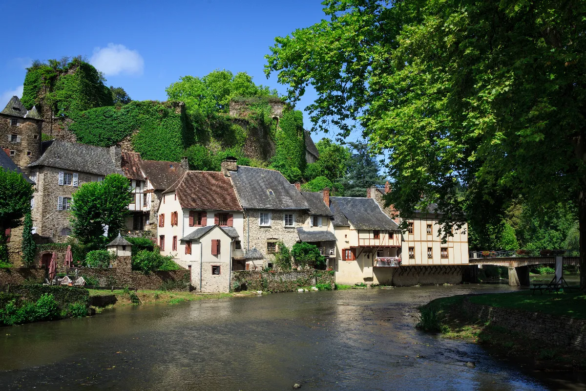 Pourquoi ce village caché est le favori des célébrités ? Révélation exclusive !