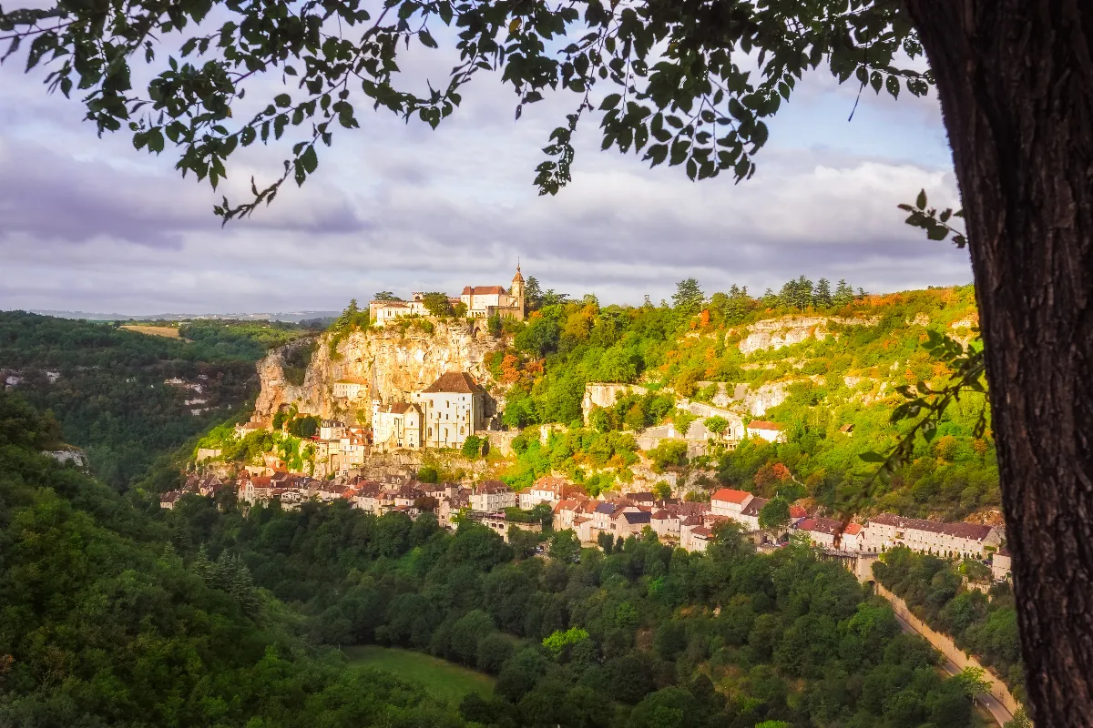 Quelle est la vallée française qui rassemble cinq des plus beaux villages du pays ?