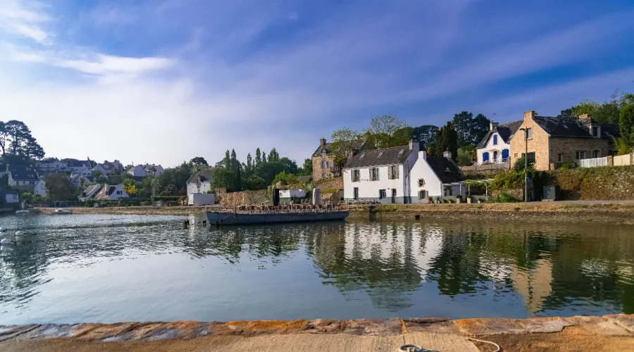 selon-une-etude-decouvrez-le-village-cotier-francais-ou-les-habitants-sont-les-plus-heureux