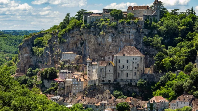 top-12-des-villages-francais-a-couper-le-souffle-vous-ne-devinerez-jamais-le-numero-1