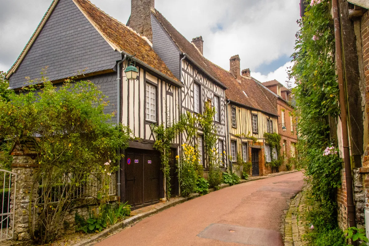 À moins de 2 heures de Paris : 4 villages enchanteurs classés parmi les Plus Beaux Villages de France