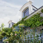 ce-plus-beau-village-de-france-surnomme-le-village-aux-mille-rosiers-vous-invite-a-une-echappee-florale-unique