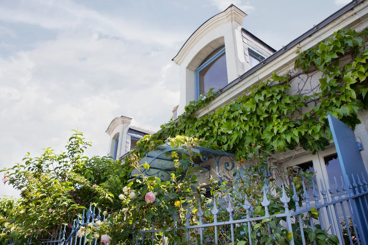 Ce Plus Beau Village de France surnommé le village aux mille rosiers vous invite à une échappée florale unique