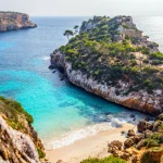 dans-le-var-denichez-cette-plage-secrete-a-leau-cristalline-un-paradis-sauvage-cheri-par-les-locaux