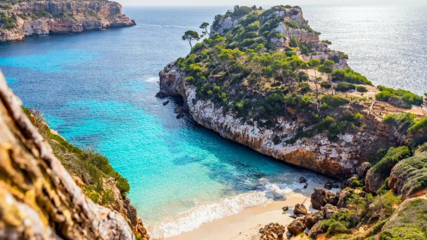 dans-le-var-denichez-cette-plage-secrete-a-leau-cristalline-un-paradis-sauvage-cheri-par-les-locaux