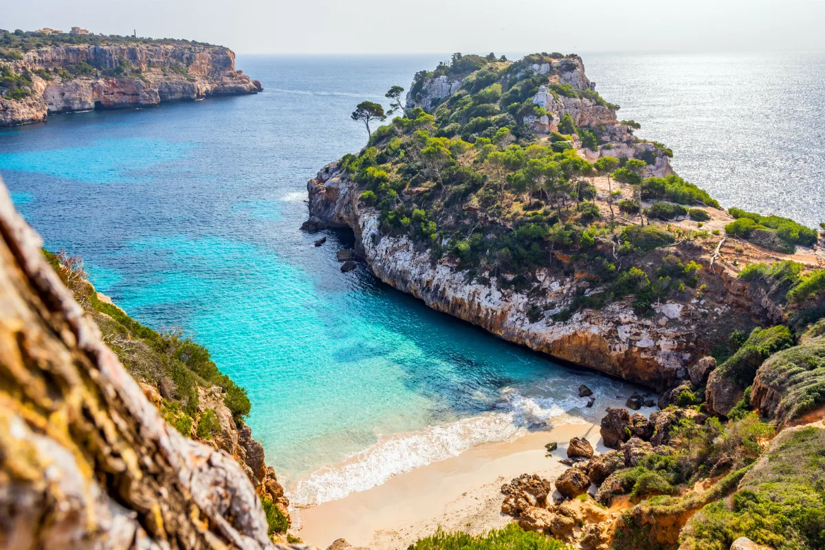 Dans le Var, dénichez cette plage secrète à l&rsquo;eau cristalline, un paradis sauvage chéri par les locaux