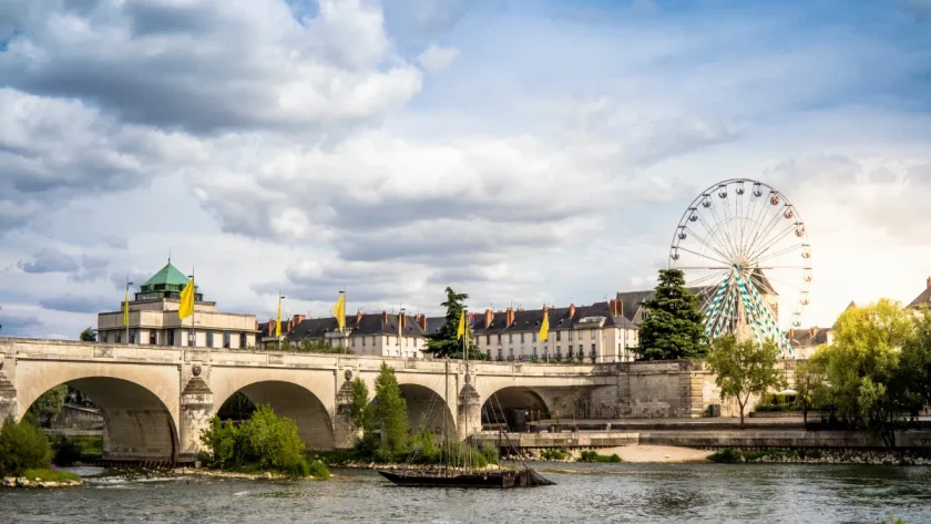 decouverte-a-1h-de-paris-une-ville-splendide-classee-a-lunesco-celebre-pour-ses-batiments-en-tuffeau