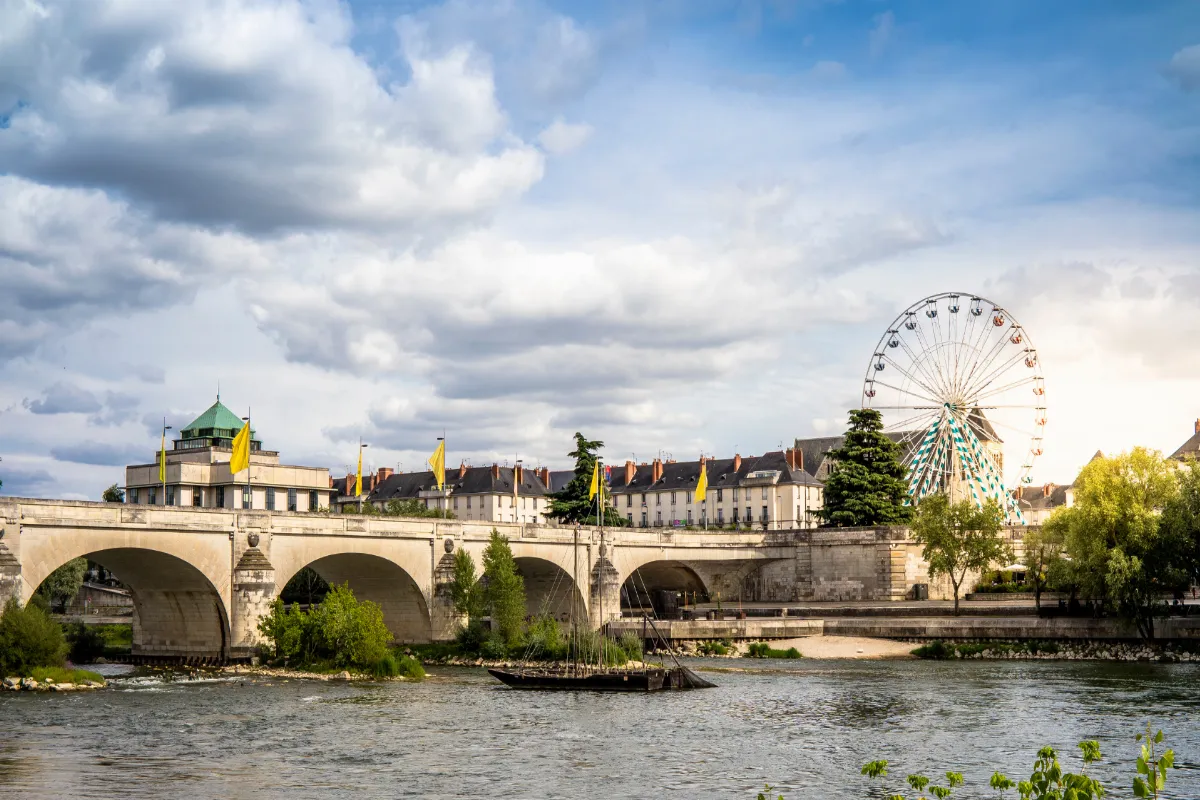 Découverte à 1h de Paris : une ville splendide classée à l&rsquo;UNESCO, célèbre pour ses bâtiments en tuffeau