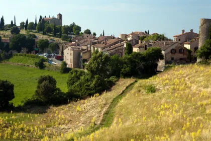 decouverte-en-provence-ce-village-perchee-du-var-est-un-tresor-a-ne-pas-manquer