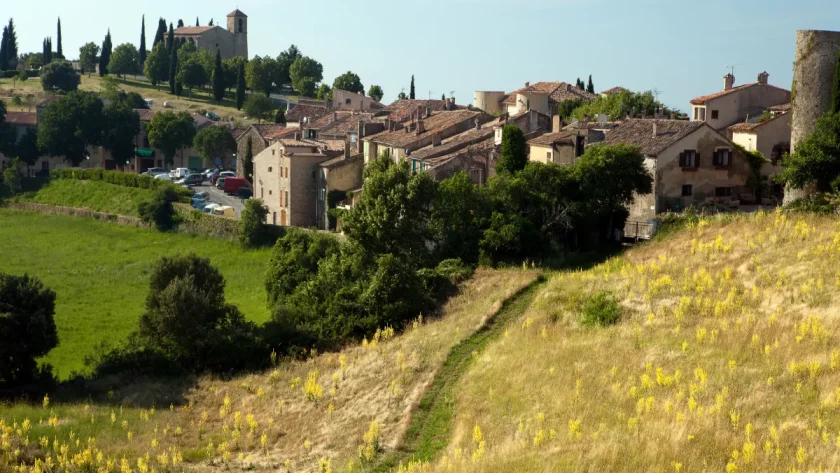 decouverte-en-provence-ce-village-perchee-du-var-est-un-tresor-a-ne-pas-manquer