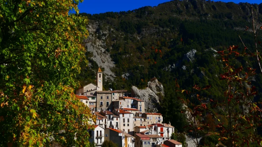 decouvrez-ce-bijou-cache-de-larriere-pays-nicois-un-lieu-qui-enchante-des-milliers-de-francais-annee-apres-annee