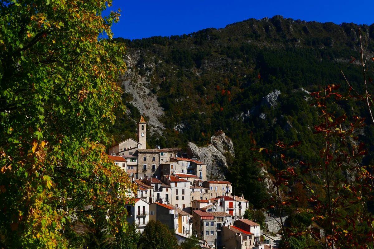 Découvrez ce bijou caché de l&rsquo;arrière-pays niçois, un lieu qui enchante des milliers de Français année après année